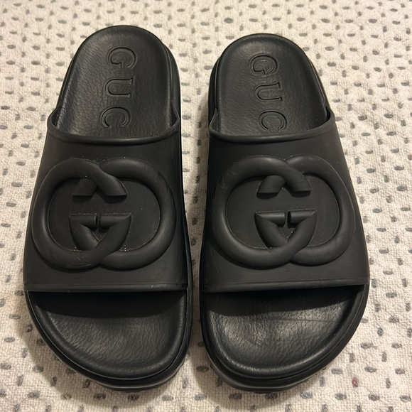 Gucci Women’s Platform Slide with Interlocking G. Black Rubber. - Picture 10 of 16